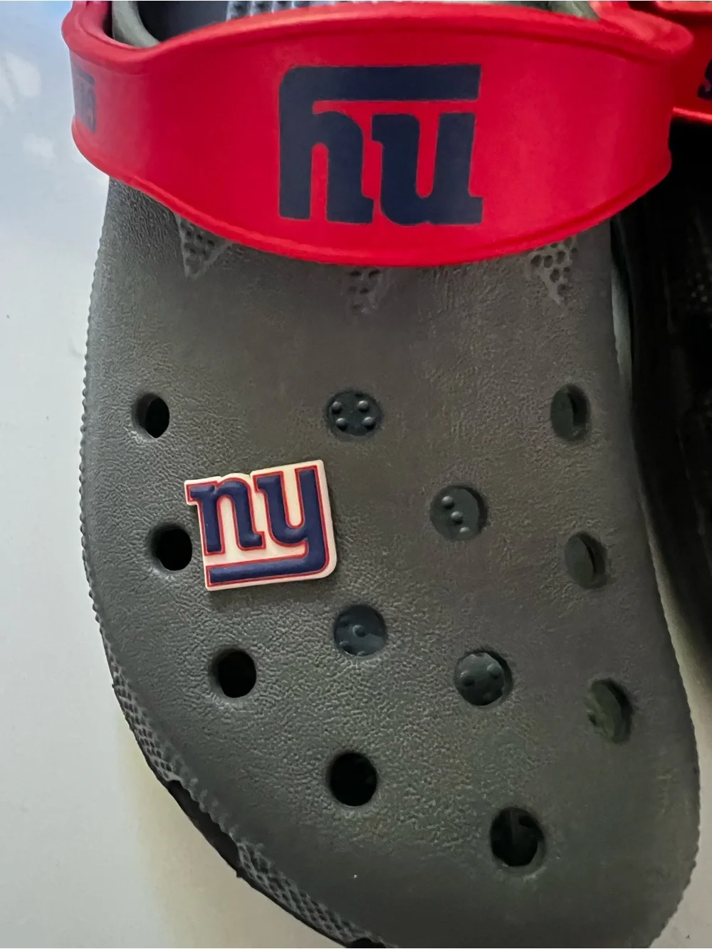CROCS New York Giants Clog Sandals with Red Strap w/ 2 Jibbitz